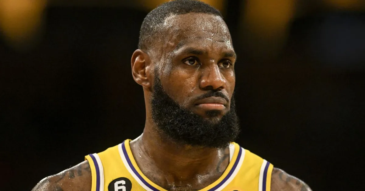 Ο ΛεΜπρόν Τζέιμς πανηγυρίζει το ιστορικό ρεκόρ των 43.000 πόντων με τη φανέλα των Λος Άντζελες Λέικερς