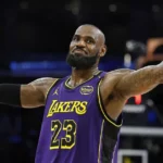 Ο ΛεΜπρόν Τζέιμς πανηγυρίζει το ιστορικό triple double κόντρα στους Μάβερικς
