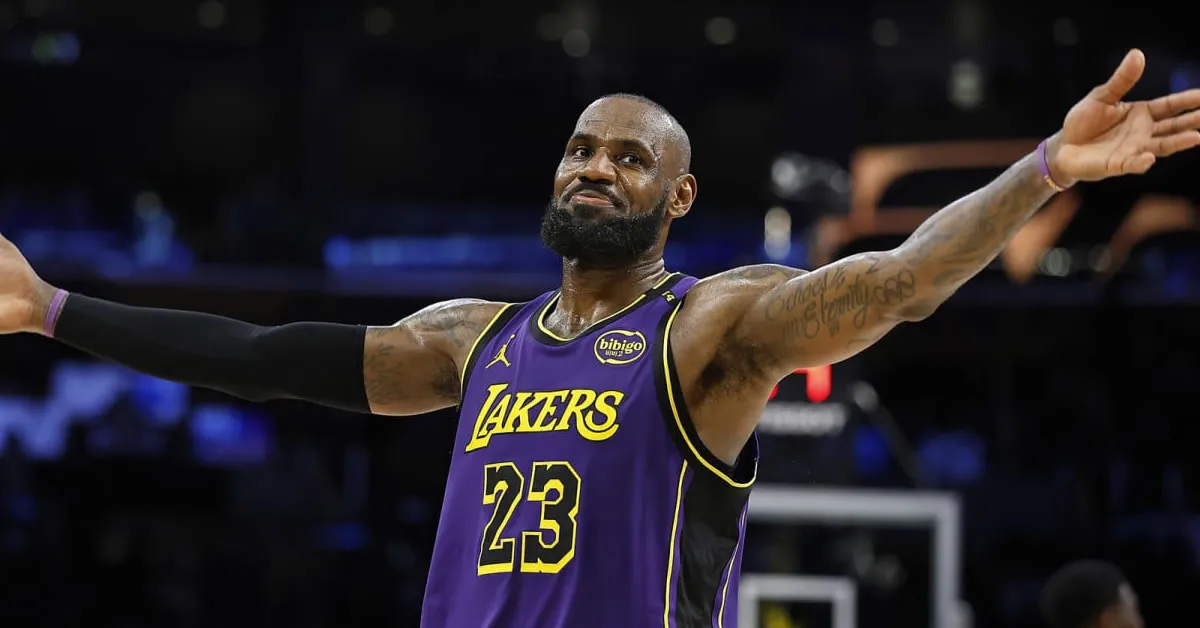 Ο ΛεΜπρόν Τζέιμς πανηγυρίζει το ιστορικό triple double κόντρα στους Μάβερικς