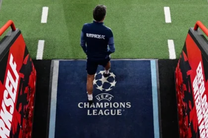 Ο Χοσέ Λουίς Μεντιλίμπαρ του Ολυμπιακού με φόντο το χαλί του Champions League