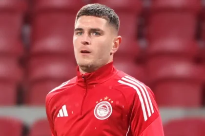 Ο Λορέντσο Πιρόλα κάνει ατομική προπόνηση στο Ρέντη φορώντας τα προπονητικά του Ολυμπιακού.