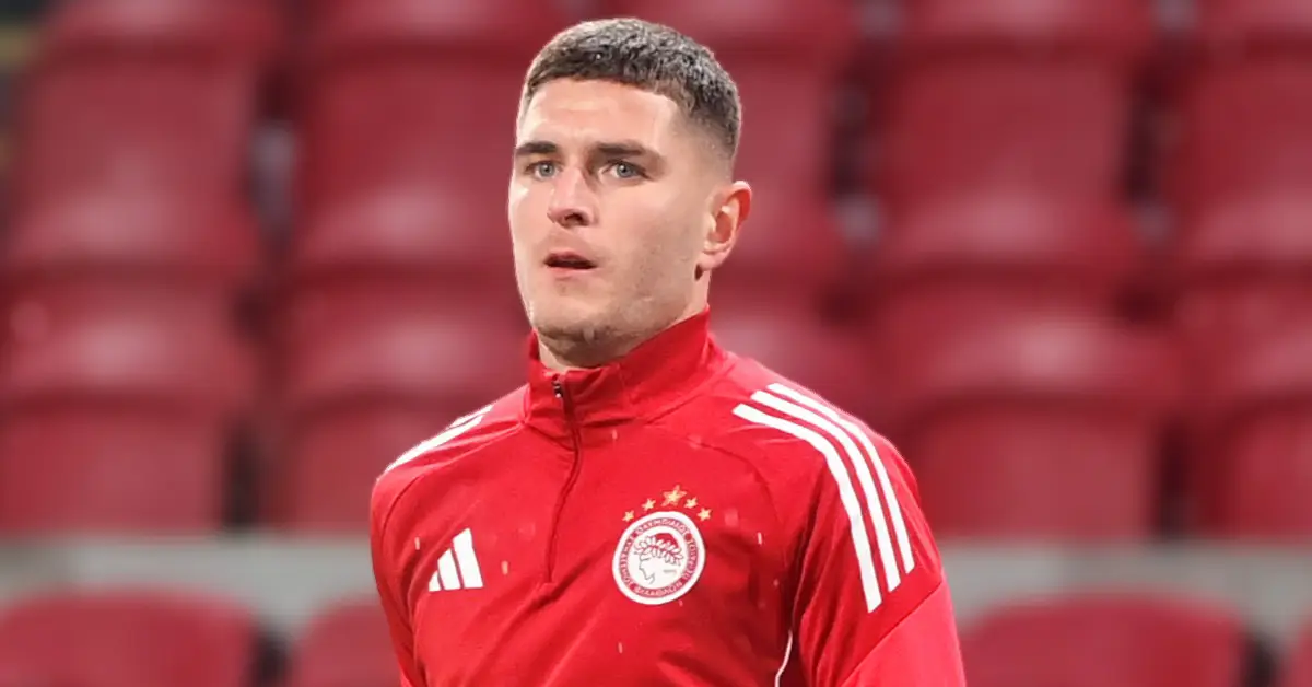 Ο Λορέντσο Πιρόλα κάνει ατομική προπόνηση στο Ρέντη φορώντας τα προπονητικά του Ολυμπιακού.