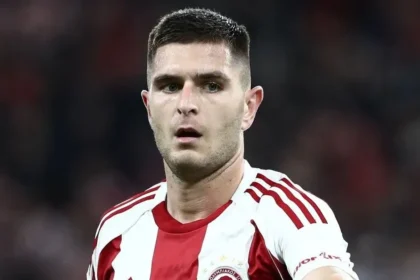 Ο Λορέντσο Πιρόλα φορώντας τα ερυθρόλευκα του Ολυμπιακού.