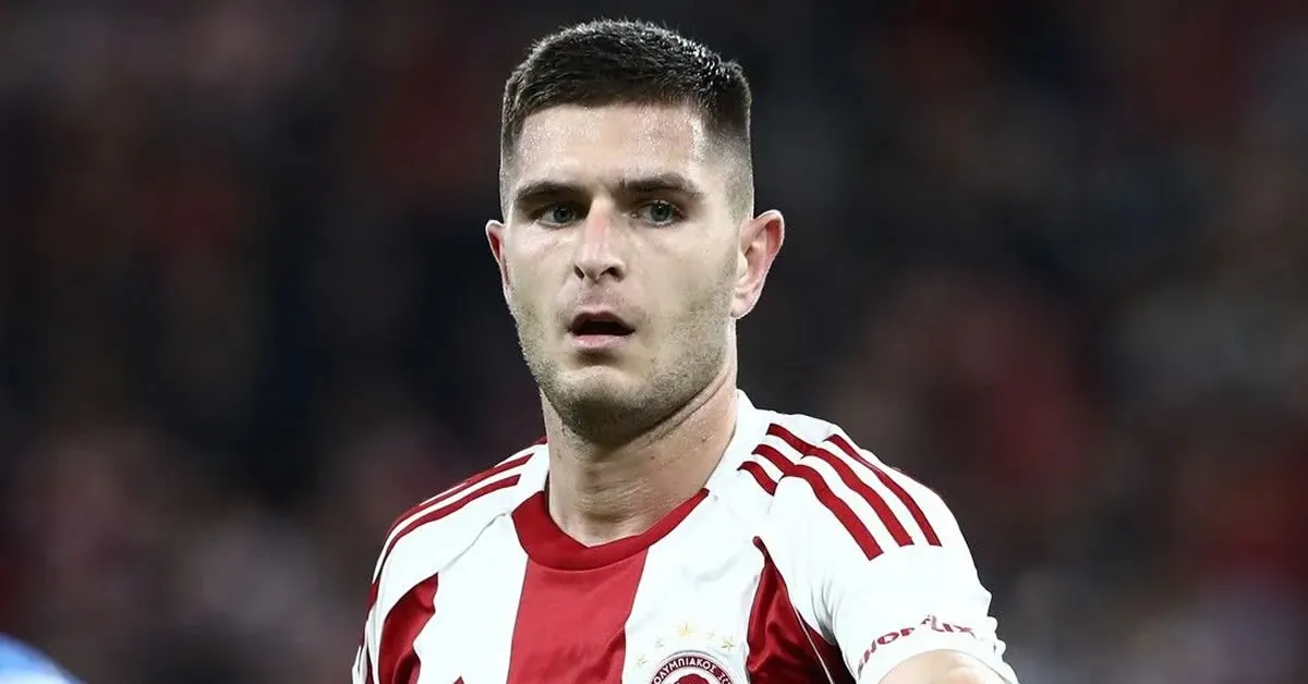 Ο Λορέντσο Πιρόλα φορώντας τα ερυθρόλευκα του Ολυμπιακού.