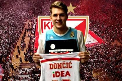 Ο Λούκα Ντόντσιτς με φανέλα προπόνησης, με φόντο το σήμα του Ερυθρού Αστέρα και το κοινό στο Βελιγράδι.