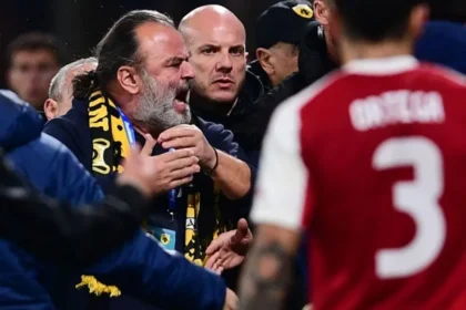 Ο Μάριος Ηλιόπουλος στο γήπεδο της ΑΕΚ