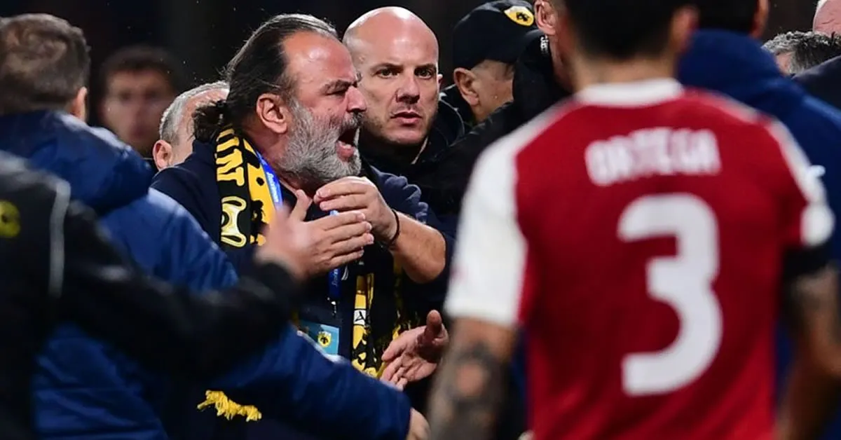 Ο Μάριος Ηλιόπουλος στο γήπεδο της ΑΕΚ