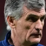 Ο προπονητής του Ολυμπιακού, Χοσέ Λουίς Μεντιλίμπαρ, δίνει τακτικές οδηγίες κατά τη διάρκεια της προπόνησης