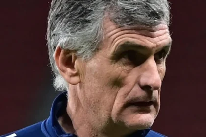 Ο προπονητής του Ολυμπιακού, Χοσέ Λουίς Μεντιλίμπαρ, δίνει τακτικές οδηγίες κατά τη διάρκεια της προπόνησης