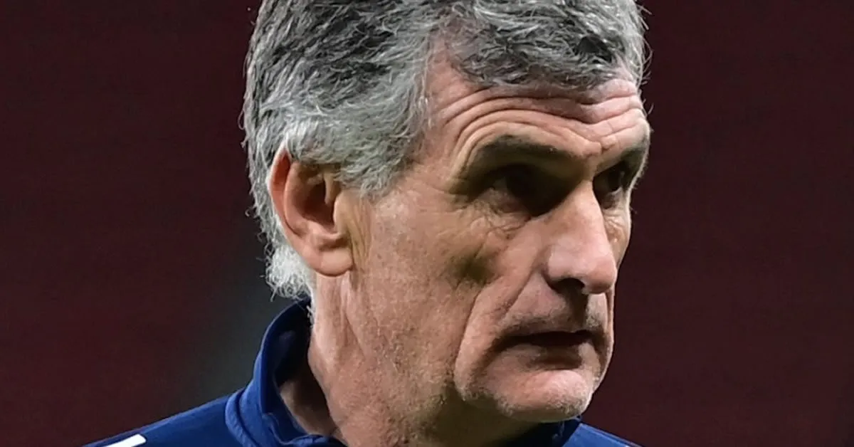 Ο προπονητής του Ολυμπιακού, Χοσέ Λουίς Μεντιλίμπαρ, δίνει τακτικές οδηγίες κατά τη διάρκεια της προπόνησης