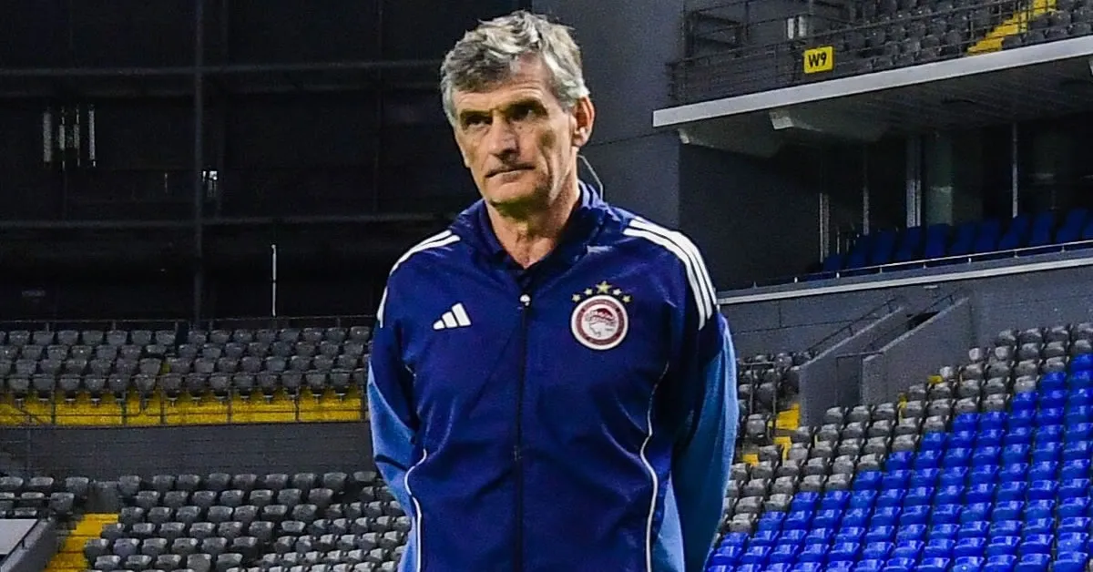 Ο Χοσέ Λουίς Μεντιλίμπαρ δίνει οδηγίες στην προπόνηση του Ολυμπιακού