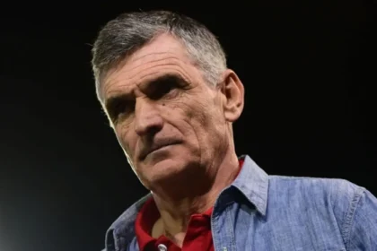 Ο Χοσέ Λουίς Μεντιλίμπαρ προβληματισμένος στον πάγκο του Ολυμπιακού