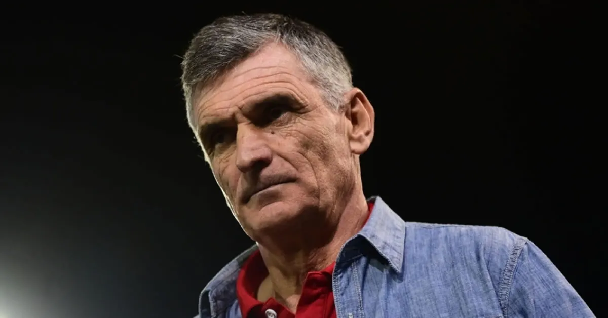 Ο Χοσέ Λουίς Μεντιλίμπαρ προβληματισμένος στον πάγκο του Ολυμπιακού