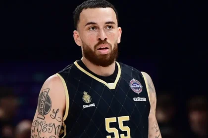 Ο Μάικ Τζέιμς με τη φανέλα της Μονακό κατά τη διάρκεια αγώνα EuroLeague