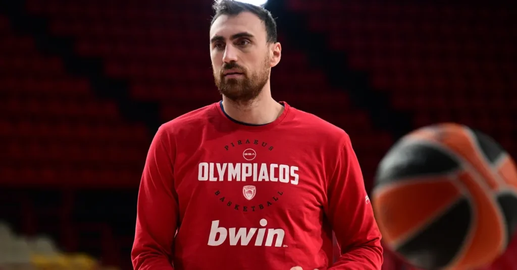 Ο Νίκολα Μιλουτίνοφ με τη φανέλα του Ολυμπιακού σε προσπάθεια κάτω από το καλάθι