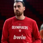 Ο Νίκολα Μιλουτίνοφ με τη φανέλα του Ολυμπιακού σε προσπάθεια κάτω από το καλάθι