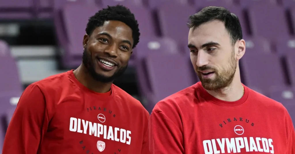 Ο Νίκολα Μιλουτίνοφ και ο Ταϊρίκ Τζόουνς με την εμφάνιση του Ολυμπιακού