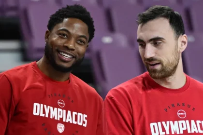 Ο Νίκολα Μιλουτίνοφ και ο Ταϊρίκ Τζόουνς με την εμφάνιση του Ολυμπιακού