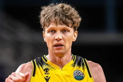 Ο Μιντάουγκας Κουζμίνσκας με τη φανέλα της ΑΕΚ κοιτάζει απορημένος