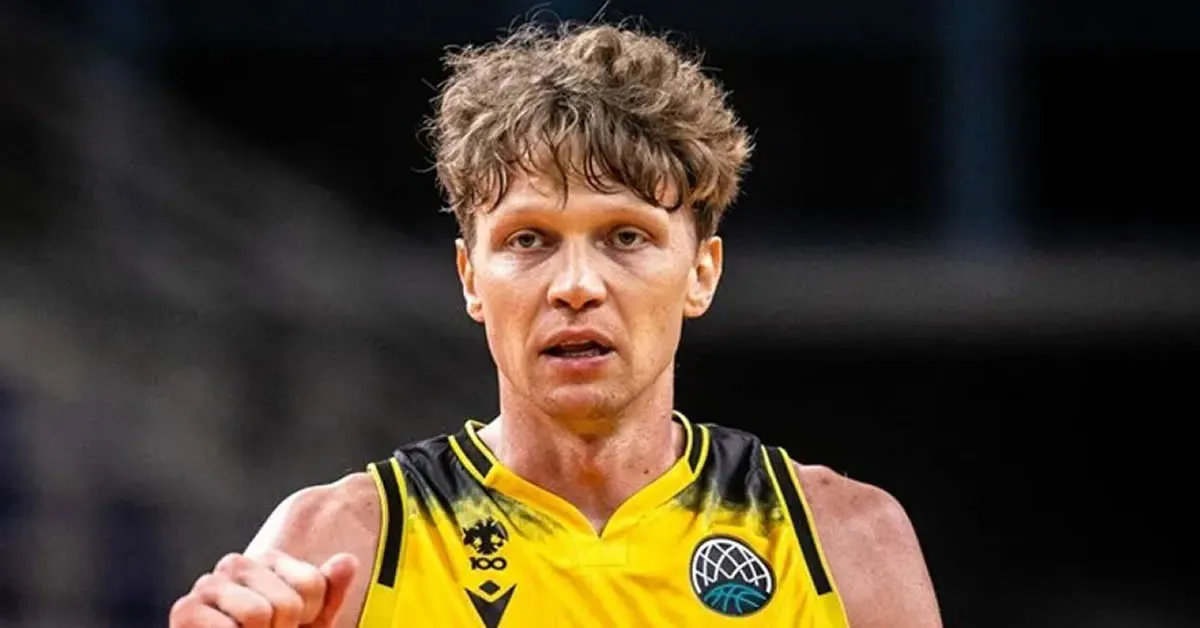 Ο Μιντάουγκας Κουζμίνσκας με τη φανέλα της ΑΕΚ κοιτάζει απορημένος