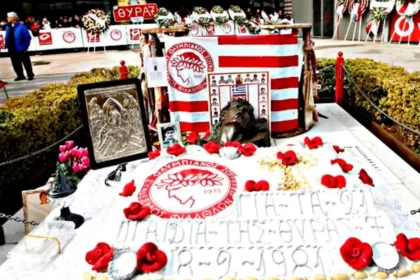 στεφάνια στο μνημείο των θυμάτων της Θύρας 7 έξω από το γήπεδο Καραϊσκάκη