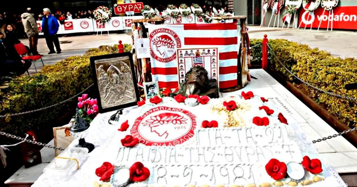 στεφάνια στο μνημείο των θυμάτων της Θύρας 7 έξω από το γήπεδο Καραϊσκάκη