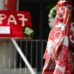 το μνημείο της Θύρας 7 έξω από το γήπεδο Καραϊσκάκη