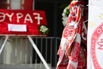 το μνημείο της Θύρας 7 έξω από το γήπεδο Καραϊσκάκη