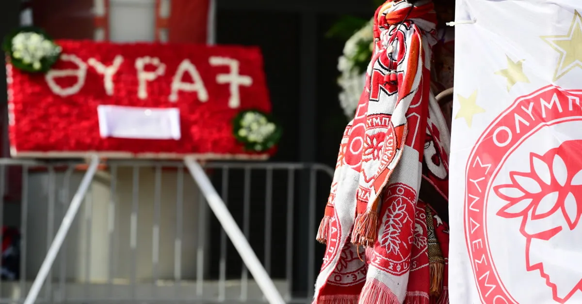 το μνημείο της Θύρας 7 έξω από το γήπεδο Καραϊσκάκη