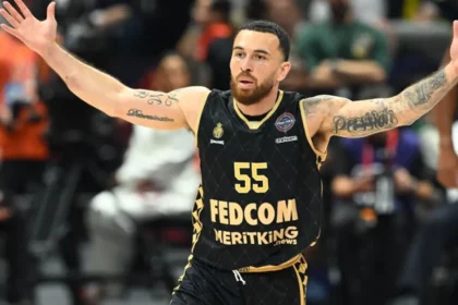 Ο Μάικ Τζέιμς με τη φανέλα της Μονακό σε στιγμή έντασης στο γήπεδο