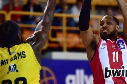 Ο Μόντε Μόρις δημιουργεί φάση με τη φανέλα του Ολυμπιακού στον ημιτελικό με το Μαρούσι