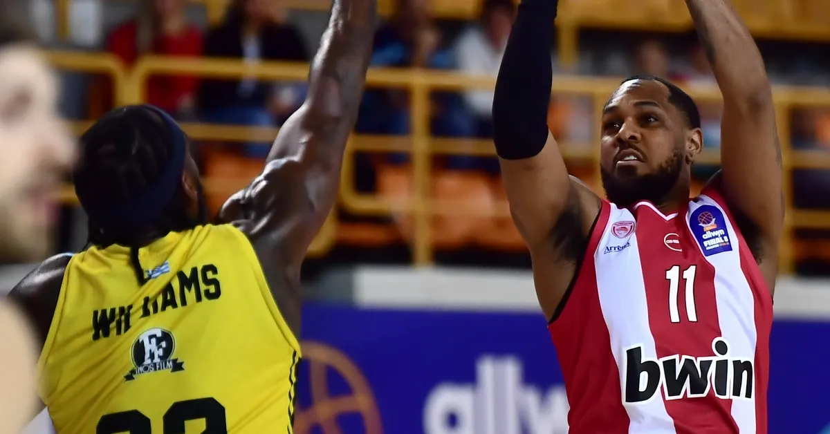 Ο Μόντε Μόρις δημιουργεί φάση με τη φανέλα του Ολυμπιακού στον ημιτελικό με το Μαρούσι