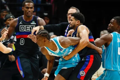 Ένταση μεταξύ παικτών των Πίστονς και των Χόρνετς με τους διαιτητές να προσπαθούν να τους χωρίσουν.