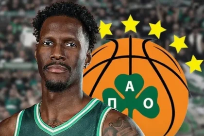 Ο Νάιτζελ Χέις-Ντέιβις με φόντο το σήμα του Παναθηναϊκού