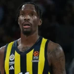 Ο Νάιτζελ Χέιζ-Ντέιβις με τη φανέλα της Φενέρμπαχτσε σε ευρωπαϊκό αγώνα
