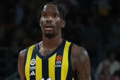 Ο Νάιτζελ Χέιζ-Ντέιβις με τη φανέλα της Φενέρμπαχτσε σε ευρωπαϊκό αγώνα