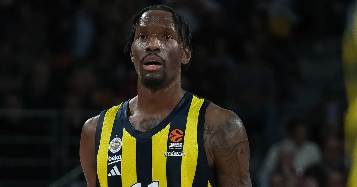 Ο Νάιτζελ Χέιζ-Ντέιβις με τη φανέλα της Φενέρμπαχτσε σε ευρωπαϊκό αγώνα