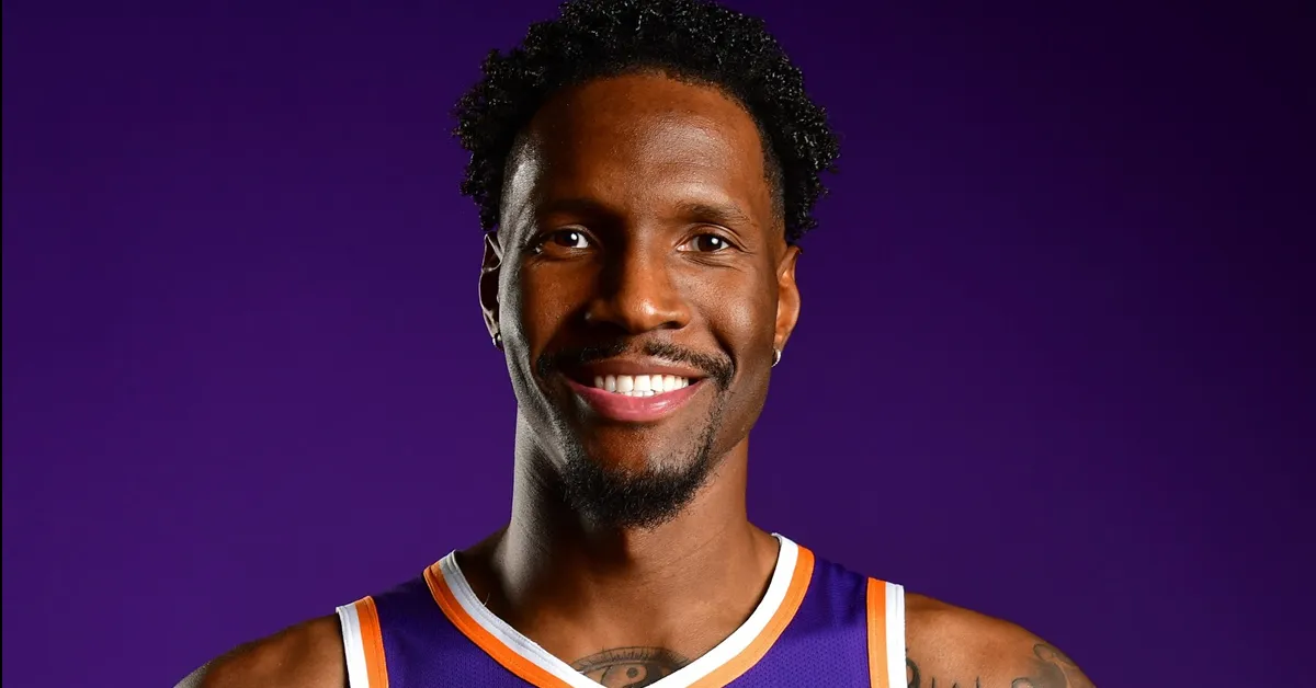 Ο Νάιτζελ Χέιζ-Ντέιβις σε στιγμιότυπο φωτογραφίσης απο το NBA