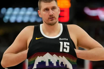 Ο Νίκολα Γιόκιτς σε αγώνα των Νάγκετς με τους Γκρίζλις.