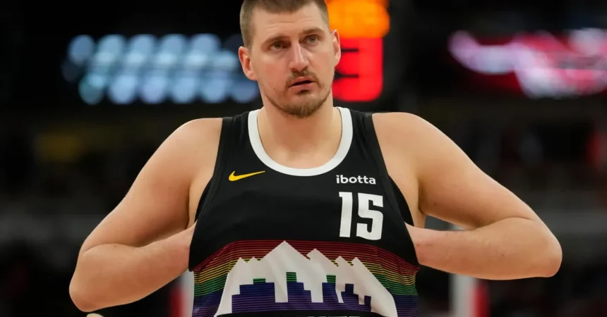 Ο Νίκολα Γιόκιτς σε αγώνα των Νάγκετς με τους Γκρίζλις.