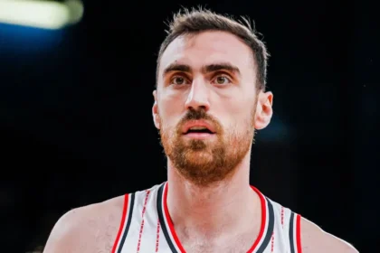 Ο Νίκολα Μιλουτίνοφ σε φάση απο αγώνα της EuroLeague