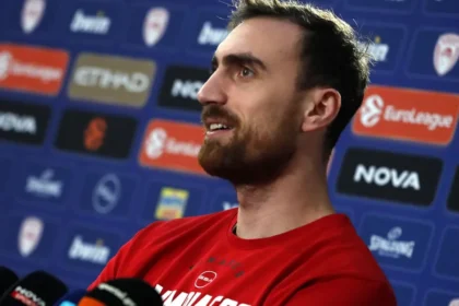 Ο Νίκολα Μιλουτίνοφ κάνει δηλώσεις στα ΜΜΕ φορώντας τη φανέλα του Ολυμπιακού.