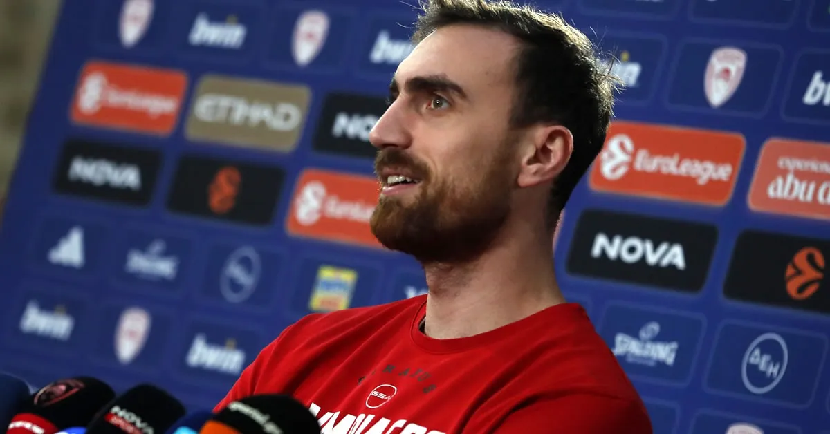 Ο Νίκολα Μιλουτίνοφ κάνει δηλώσεις στα ΜΜΕ φορώντας τη φανέλα του Ολυμπιακού.