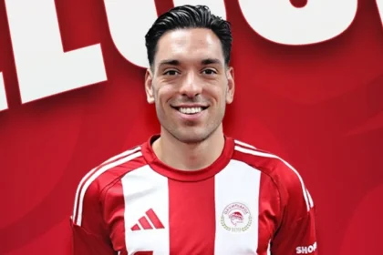 Ο Νίκος Αθανασίου με τη φανέλα του Ολυμπιακού