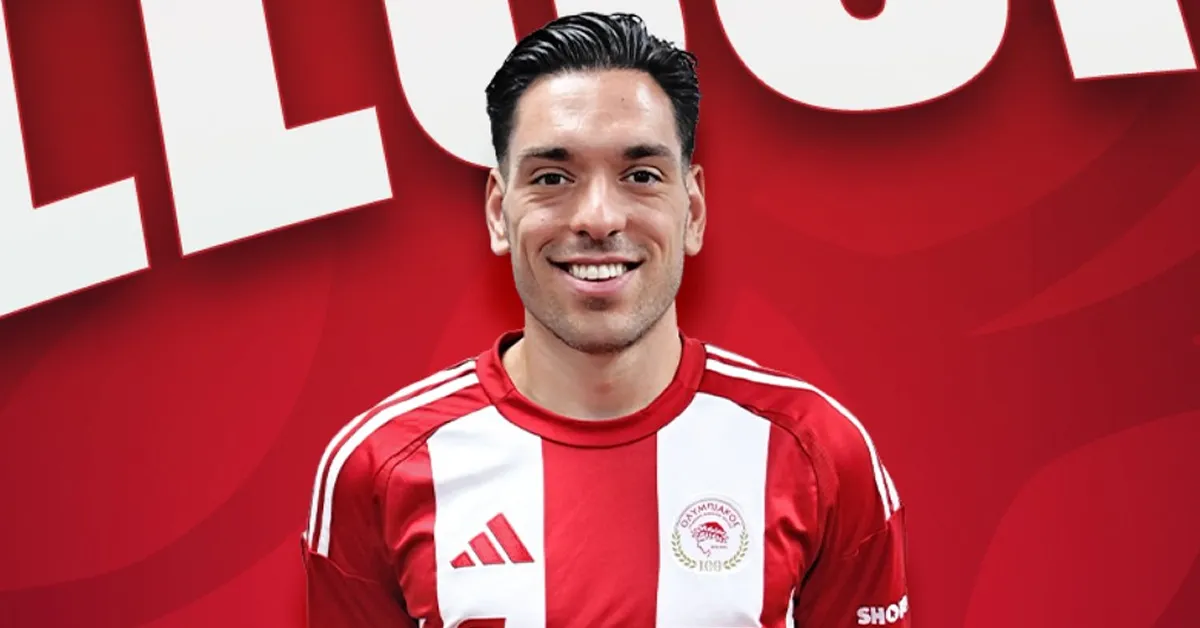 Ο Νίκος Αθανασίου με τη φανέλα του Ολυμπιακού