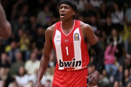 Ο Φρανκ Νιλικίνα με τη φανέλα του Ολυμπιακού έτοιμος για το ντεμπούτο του στη Stoiximan GBL