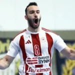 Παίκτης του Ολυμπιακού πανηγυρίζει κόντρα στην ΑΕΚ.