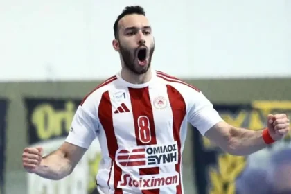 Παίκτης του Ολυμπιακού πανηγυρίζει κόντρα στην ΑΕΚ.