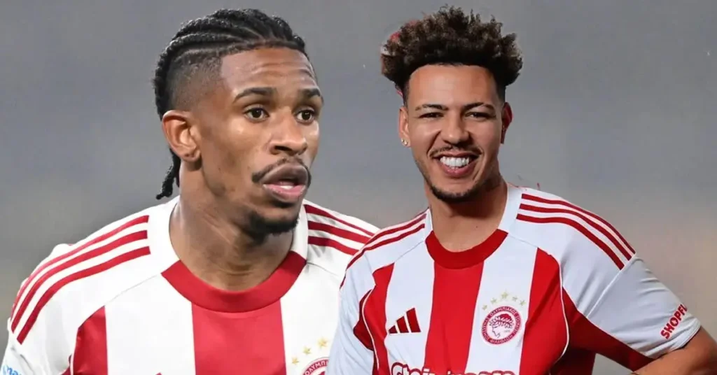 Ο Αντρέ Λουίζ σε προσπάθεια για ντρίμπλα και δεξιά ο Κλέιτον δείχνει την φανέλα του Ολυμπιακού