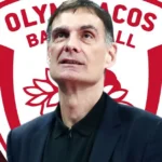 Ο Γιώργος Μπαρτζώκας δίνει παθιασμένος οδηγίες στους παίκτες του Ολυμπιακού σε αγώνα Euroleague.